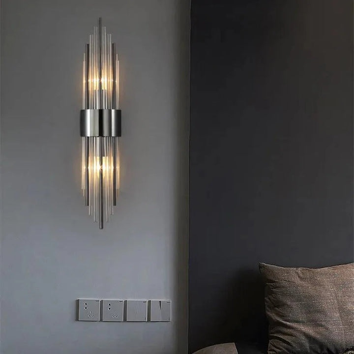 Aplique de parede LED com cristal e acabamento dourado, design moderno para interiores