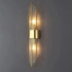 Aplique de parede LED com cristal e acabamento dourado, design moderno para interiores