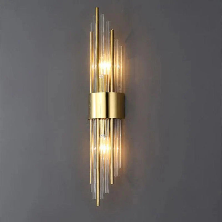 Aplique de parede LED com cristal e acabamento dourado, design moderno para interiores