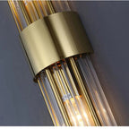 Aplique de parede LED com cristal e acabamento dourado, design moderno para interiores