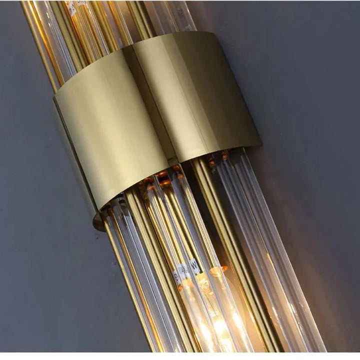 Aplique de parede LED com cristal e acabamento dourado, design moderno para interiores