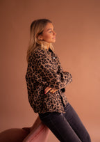 Casaco feminino animal print com forro macio e corte relaxado
