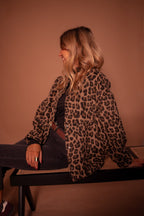 Casaco feminino animal print com forro macio e corte relaxado