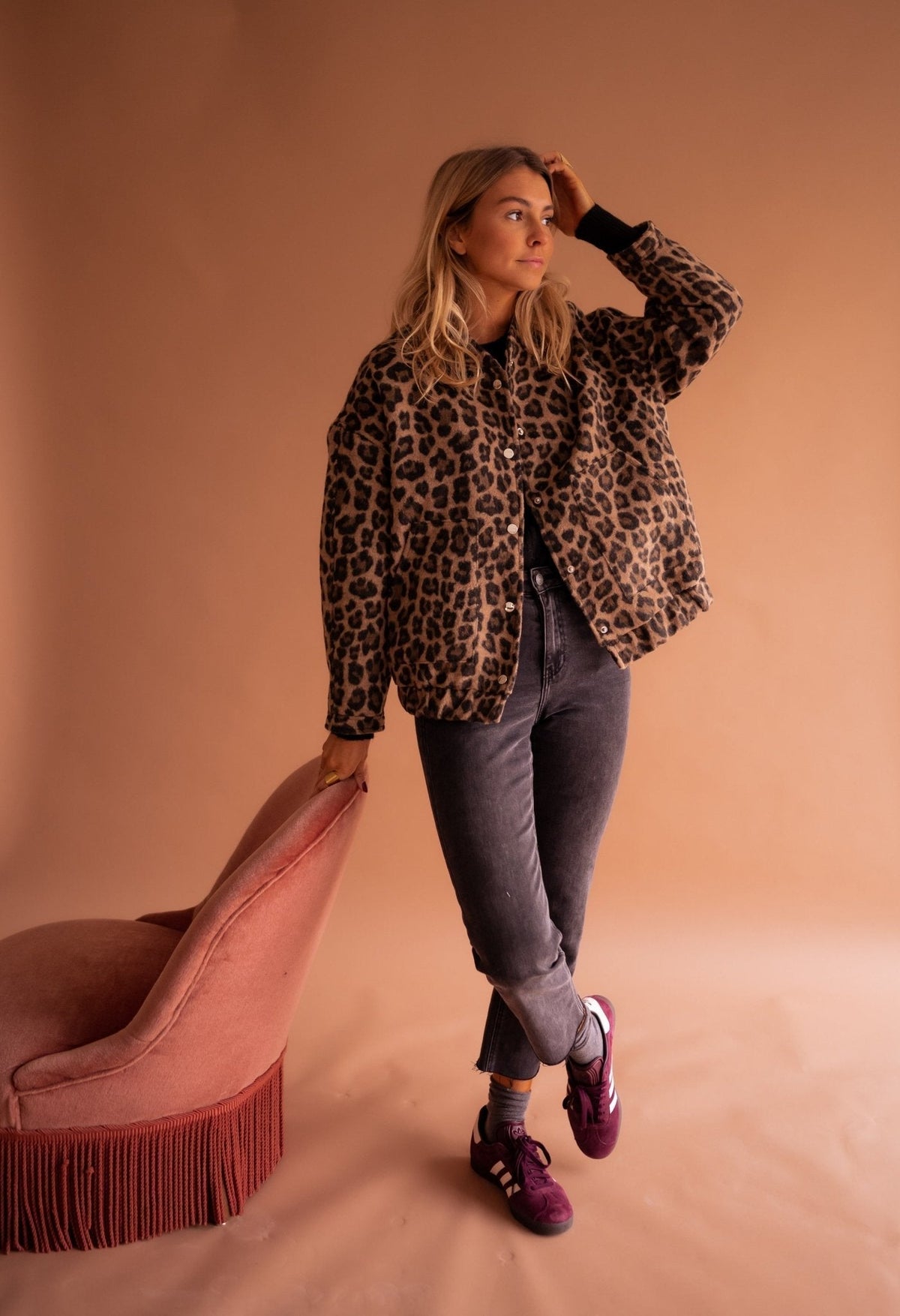 Casaco feminino animal print com forro macio e corte relaxado