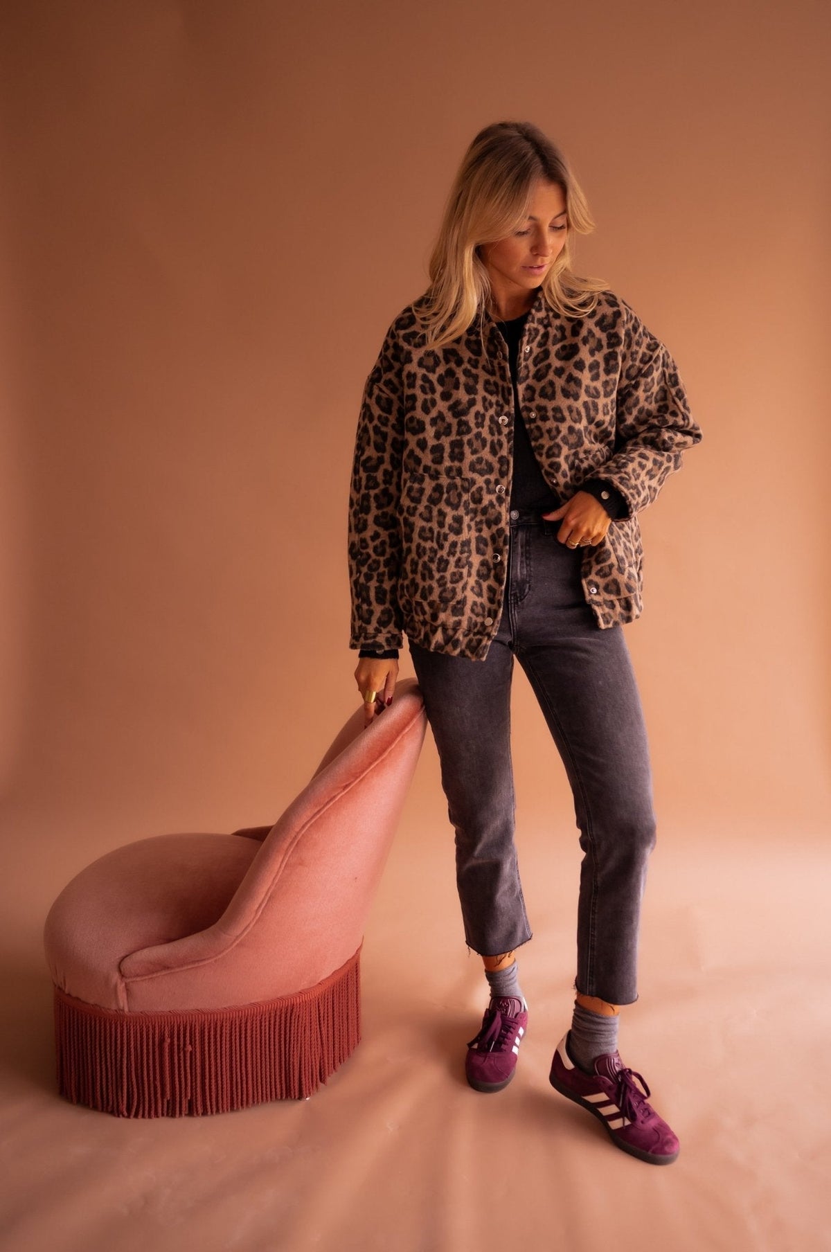 Casaco feminino animal print com forro macio e corte relaxado