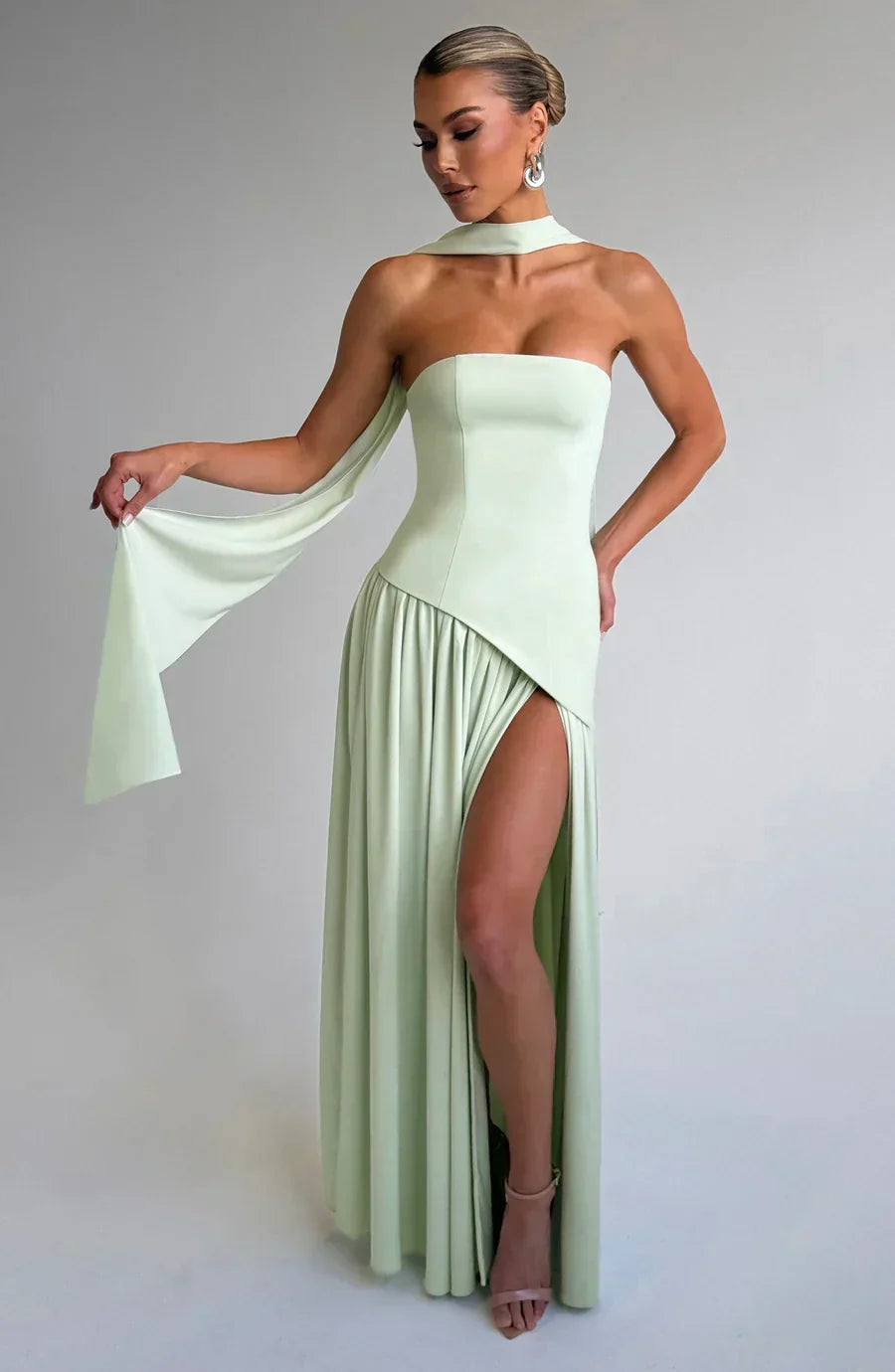 Vestido maxi mulher corpete sem alças com fenda lateral elegante
