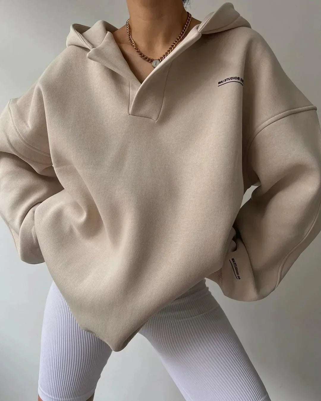 Hoodie oversized pullover mulher com gola entalhada e ombros caídos