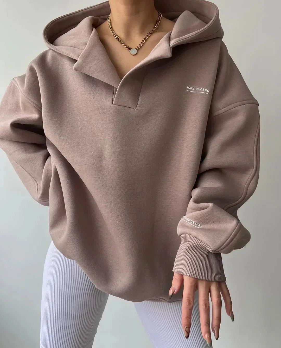 Hoodie oversized pullover mulher com gola entalhada e ombros caídos