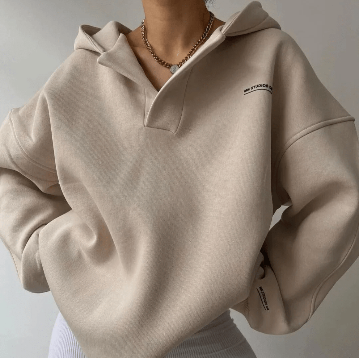 Hoodie oversized pullover mulher com gola entalhada e ombros caídos