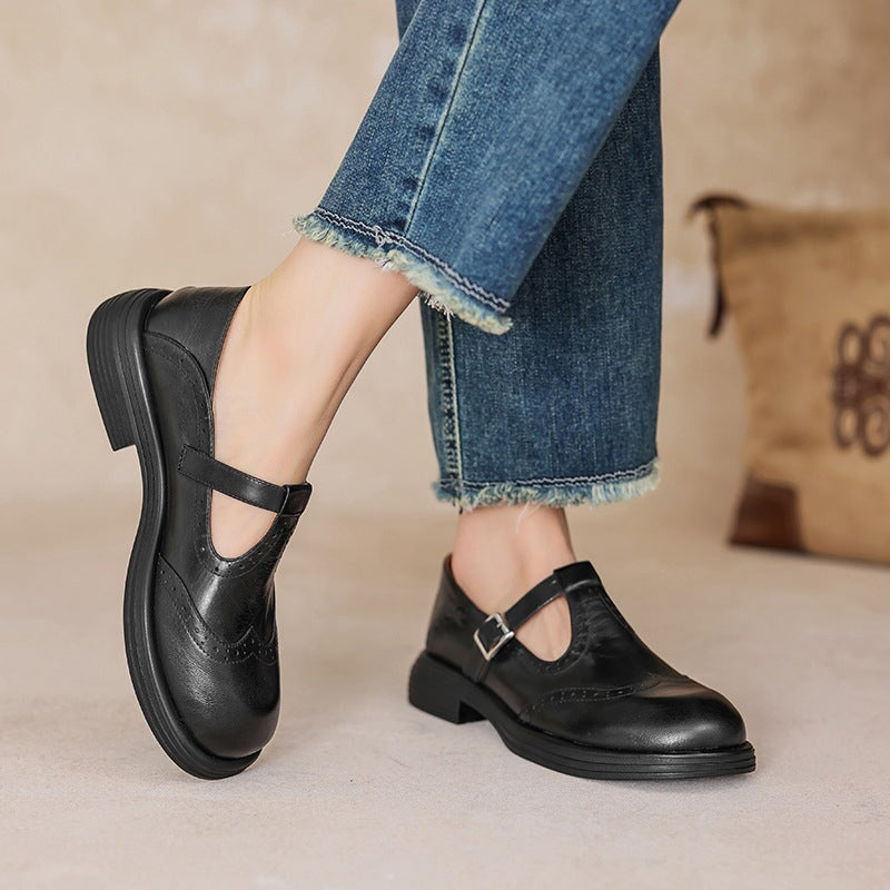 Mocassim feminino raso com tira sobre o peito do pé biqueira fechada