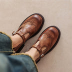 Mocassim feminino raso com tira sobre o peito do pé biqueira fechada