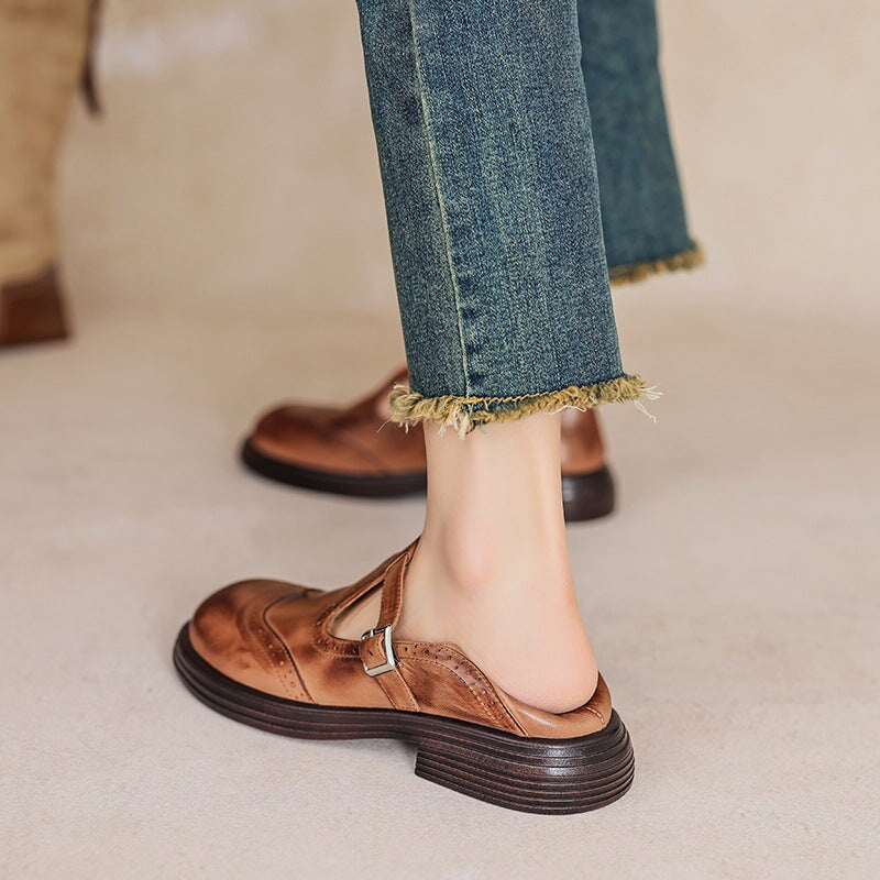 Mocassim feminino raso com tira sobre o peito do pé biqueira fechada