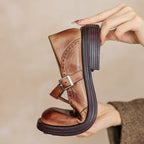 Mocassim feminino raso com tira sobre o peito do pé biqueira fechada