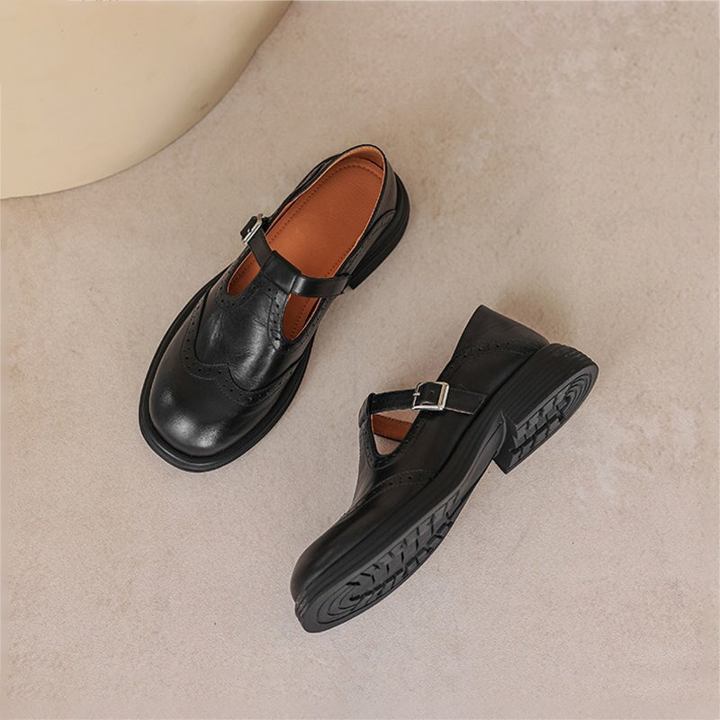 Mocassim feminino raso com tira sobre o peito do pé biqueira fechada