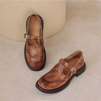 Mocassim feminino raso com tira sobre o peito do pé biqueira fechada