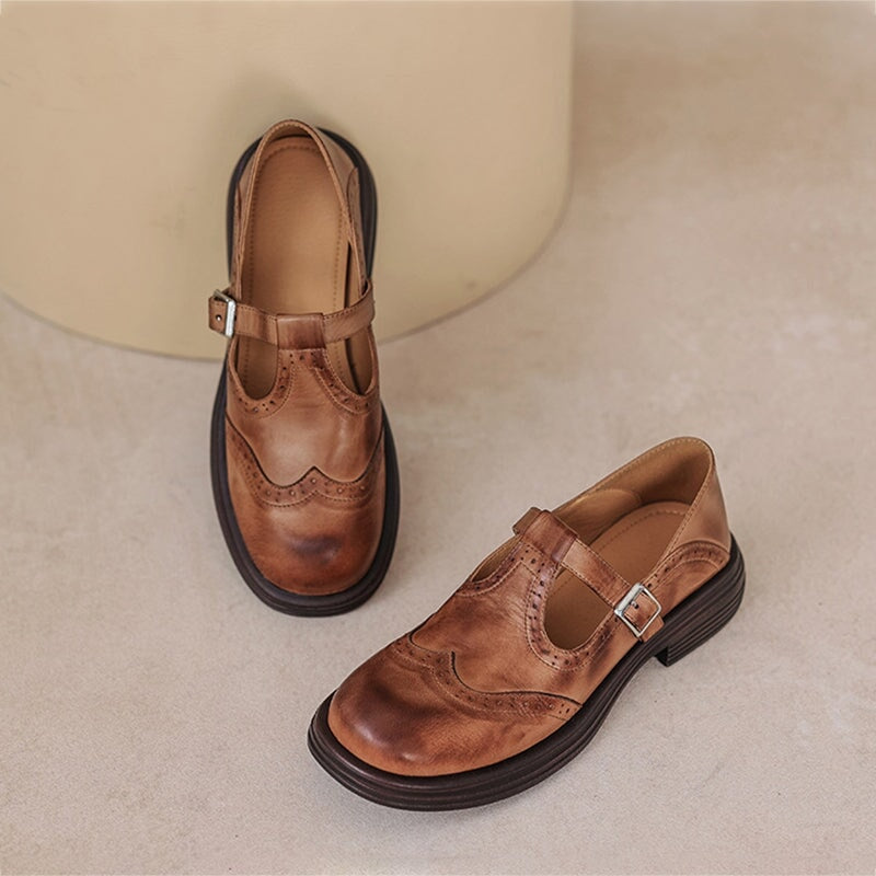 Mocassim feminino raso com tira sobre o peito do pé biqueira fechada