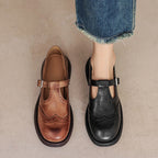 Mocassim feminino raso com tira sobre o peito do pé biqueira fechada