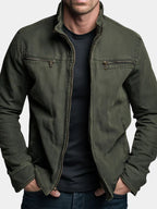 Casaco field jacket vintage verde olive com bolsos funcionais e silhueta relaxada