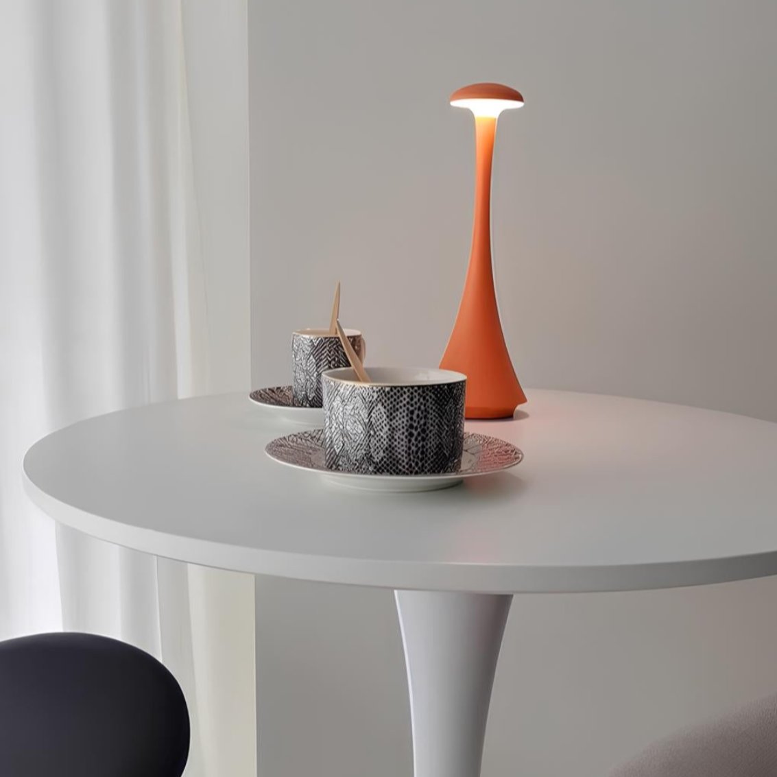 Candeeiro de mesa recarregável com toque sensitivo e luz regulável em alumínio