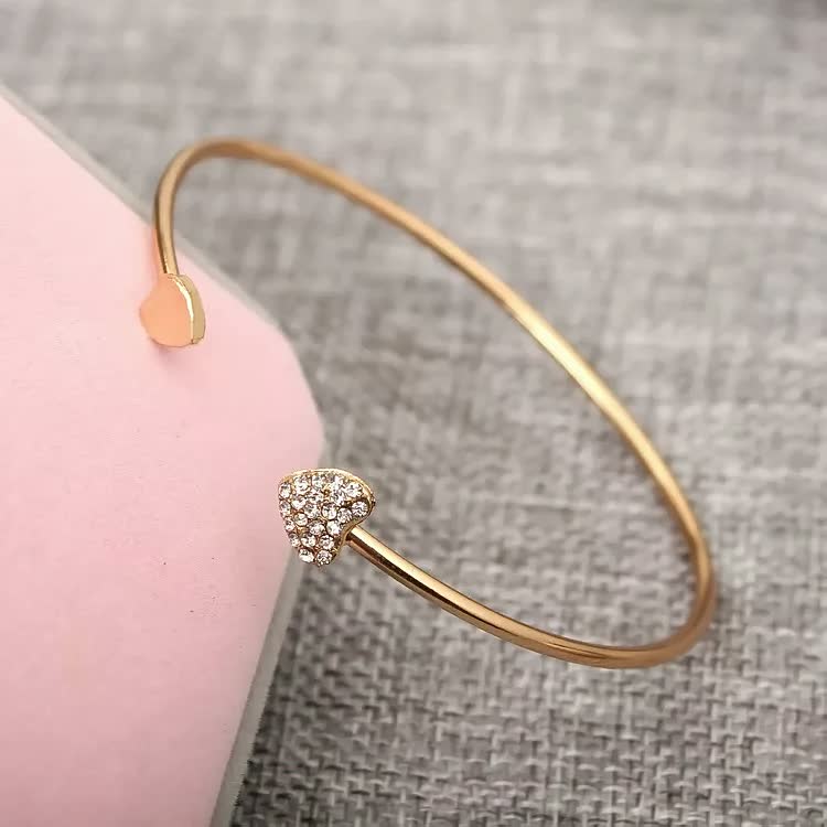 Pulseira feminina design simples e elegante em dourado e prateado