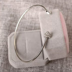 Pulseira feminina design simples e elegante em dourado e prateado