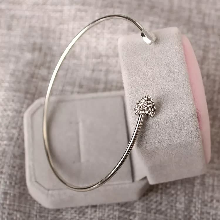 Pulseira feminina design simples e elegante em dourado e prateado
