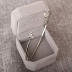 Pulseira feminina design simples e elegante em dourado e prateado
