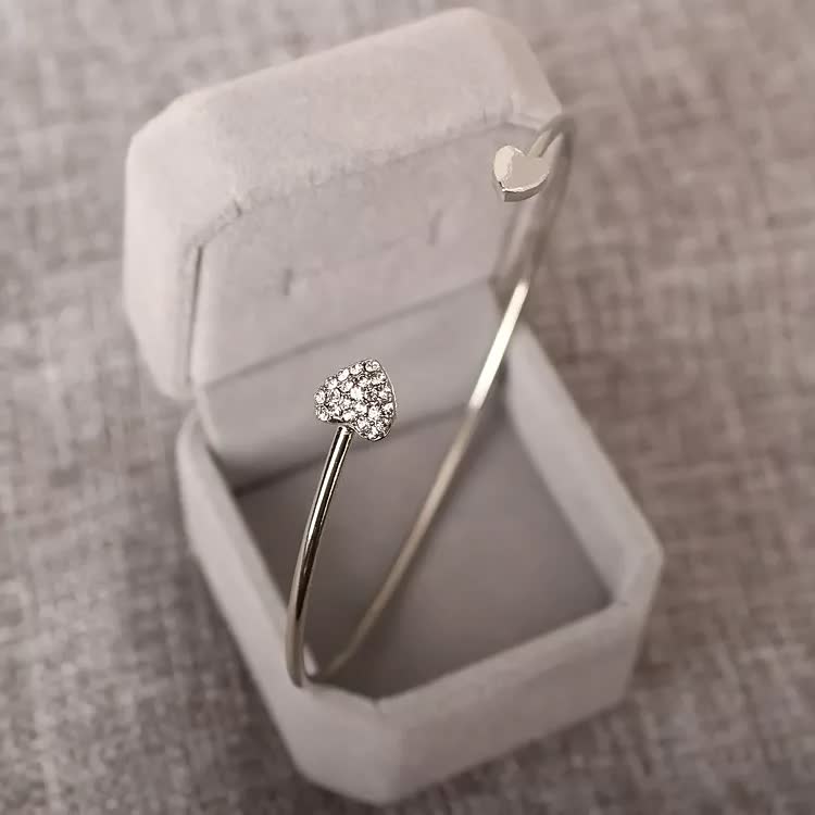 Pulseira feminina design simples e elegante em dourado e prateado