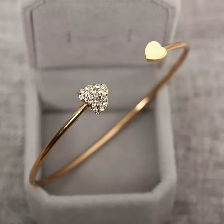 Pulseira feminina design simples e elegante em dourado e prateado