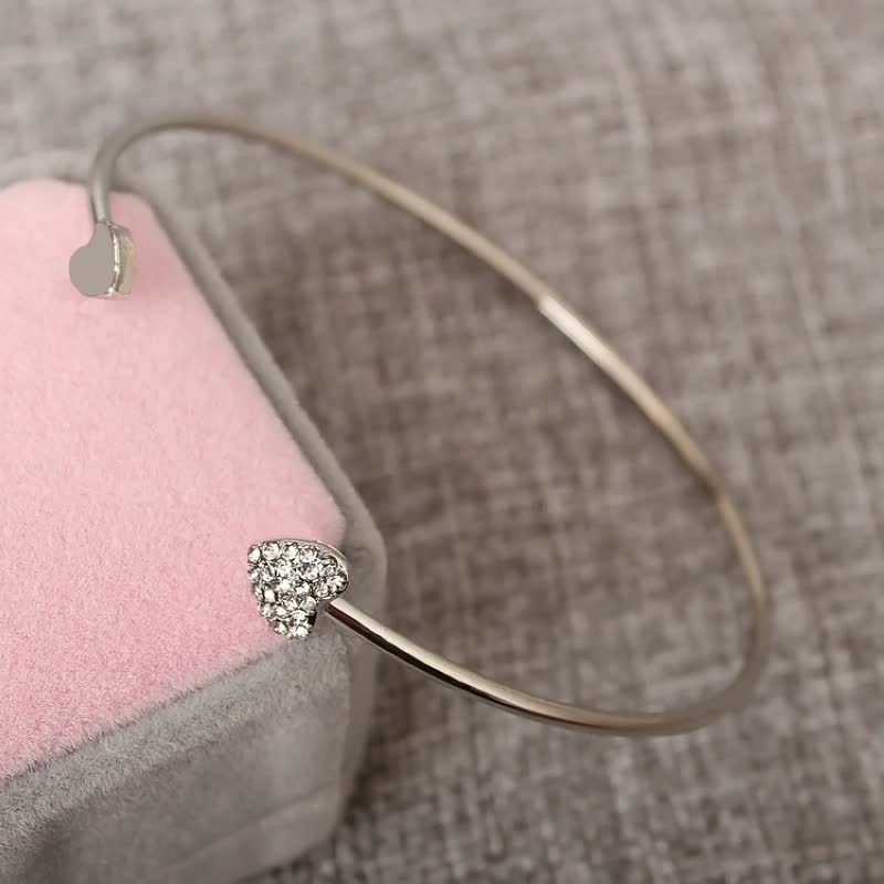 Pulseira feminina design simples e elegante em dourado e prateado