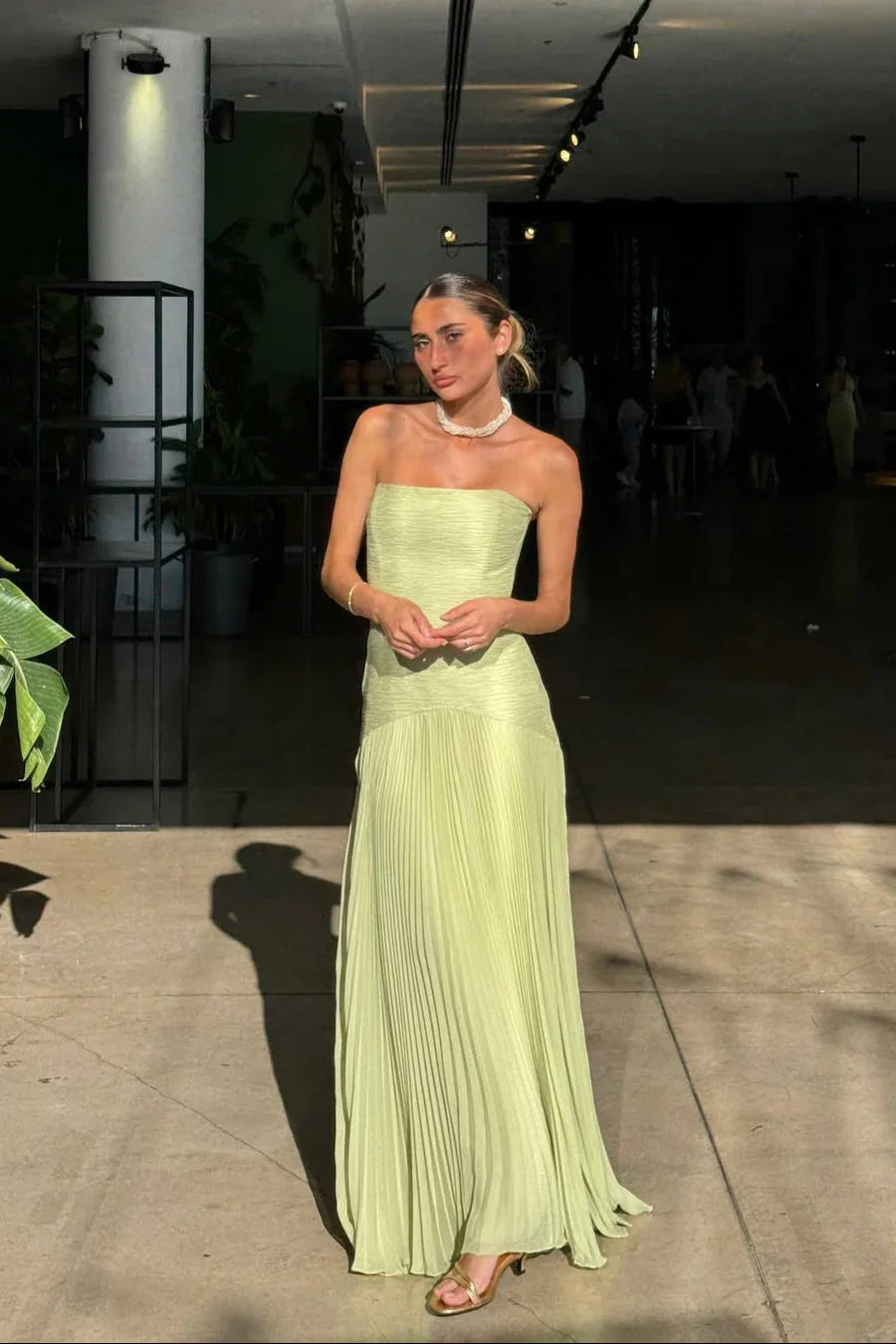 Vestido maxi feminino sem alças plissado comprimento longo silhueta definida