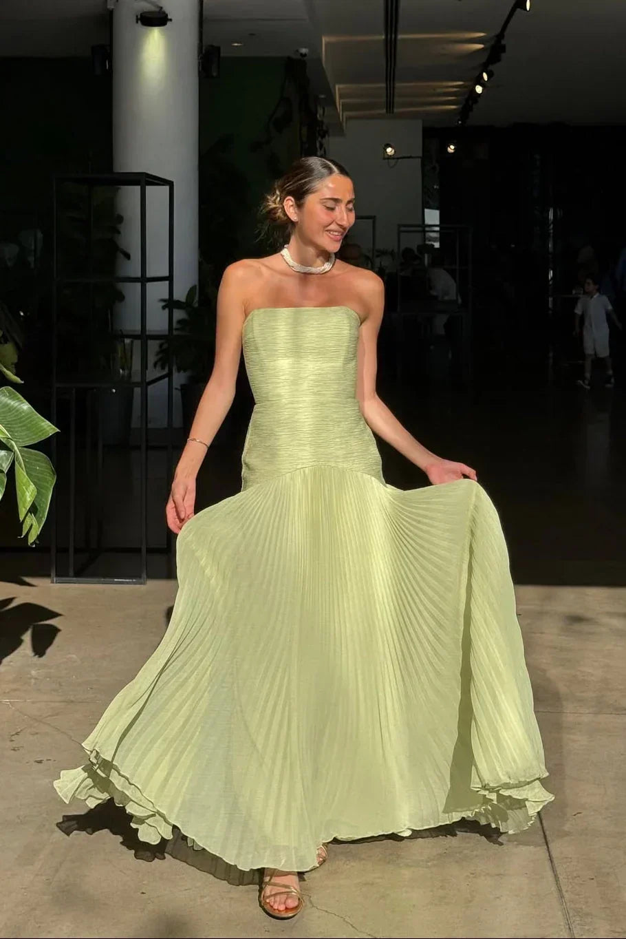 Vestido maxi feminino sem alças plissado comprimento longo silhueta definida