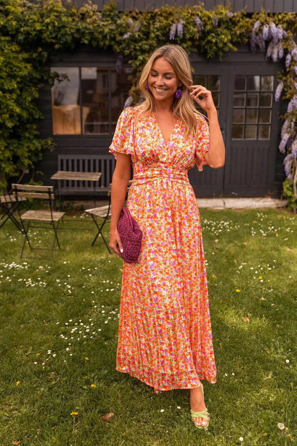 Vestido longo floral feminino com decote em V e silhueta fluida