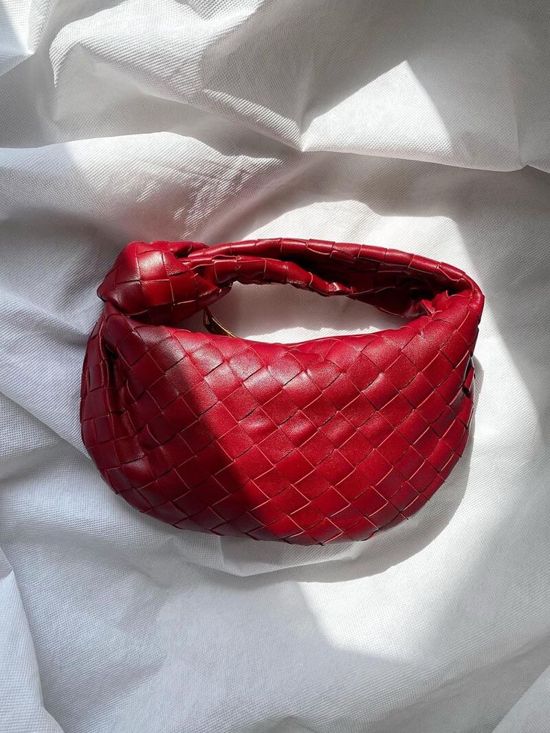 Bolsa mini tecida feminina artesanal com design tradicional