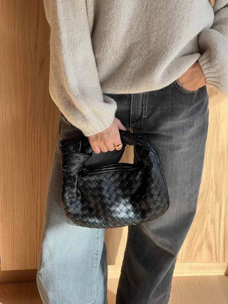 Bolsa mini tecida feminina artesanal com design tradicional