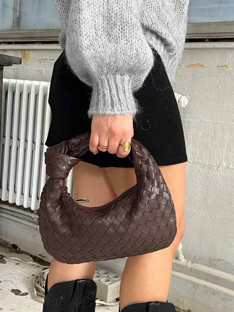 Bolsa mini tecida feminina artesanal com design tradicional