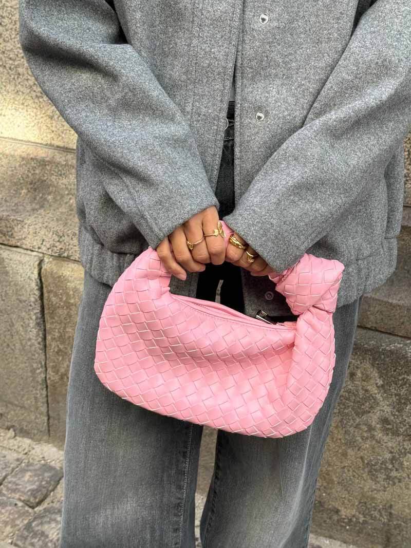 Bolsa mini tecida feminina artesanal com design tradicional