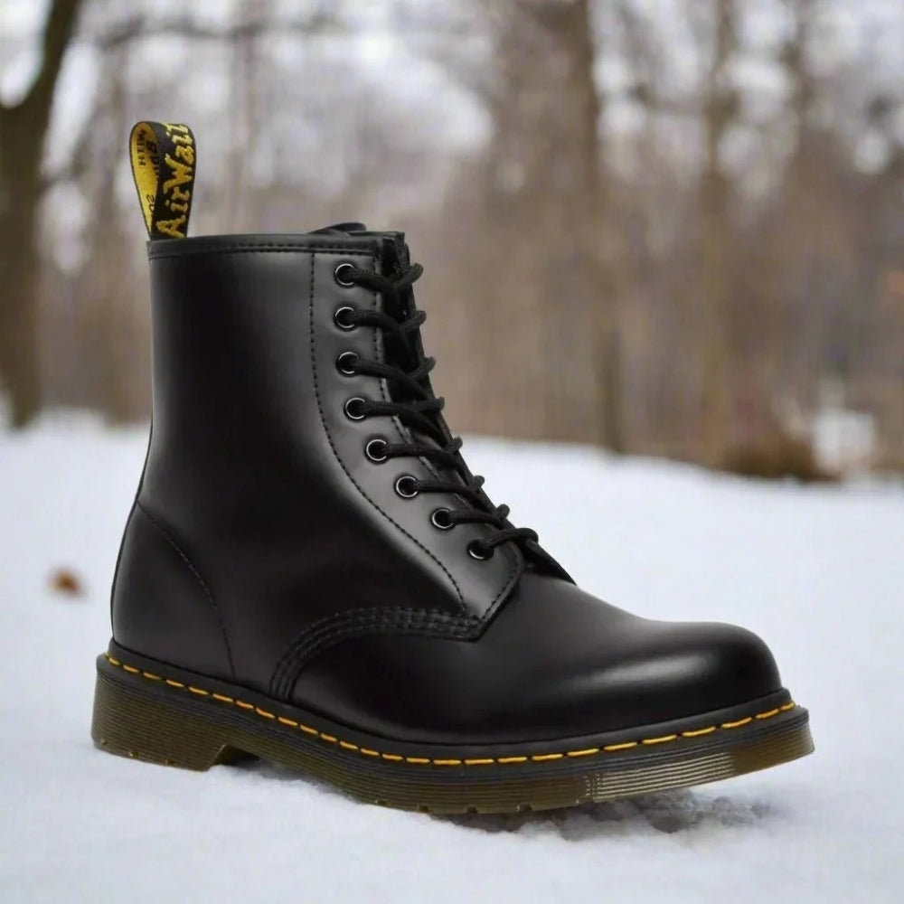 Botins com atacadores e sola grossa perfilada
