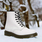 Botins com atacadores e sola grossa perfilada