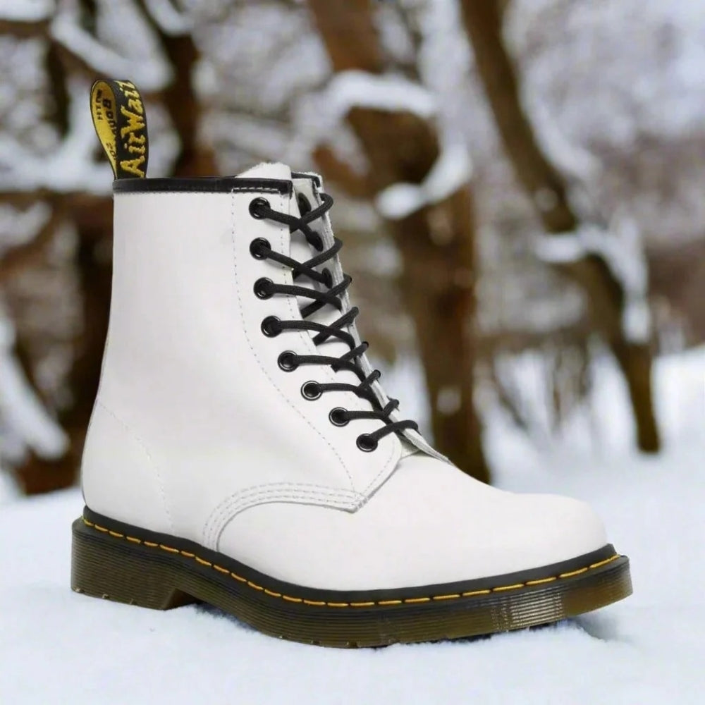 Botins com atacadores e sola grossa perfilada