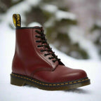 Botins com atacadores e sola grossa perfilada