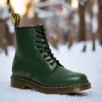 Botins com atacadores e sola grossa perfilada