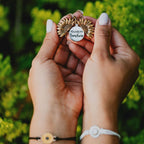 Colar feminino com pingente de sol delicado, banhado a ouro, acabamento brilhante