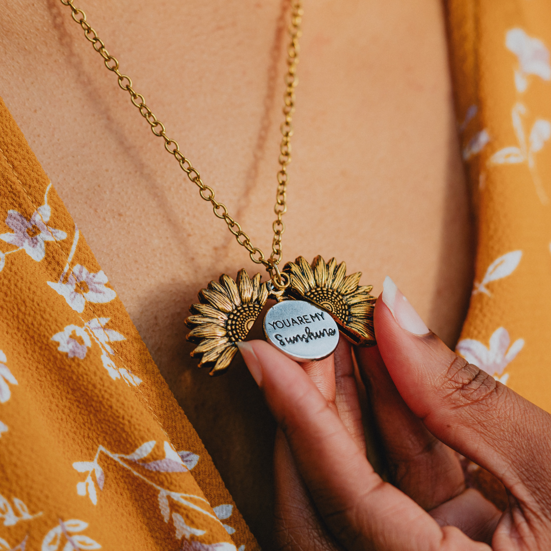 Colar feminino com pingente de sol delicado, banhado a ouro, acabamento brilhante