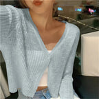 Casaco cropped feminino com botões e decote V corte relaxado