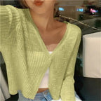Casaco cropped feminino com botões e decote V corte relaxado