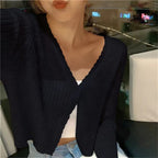 Casaco cropped feminino com botões e decote V corte relaxado