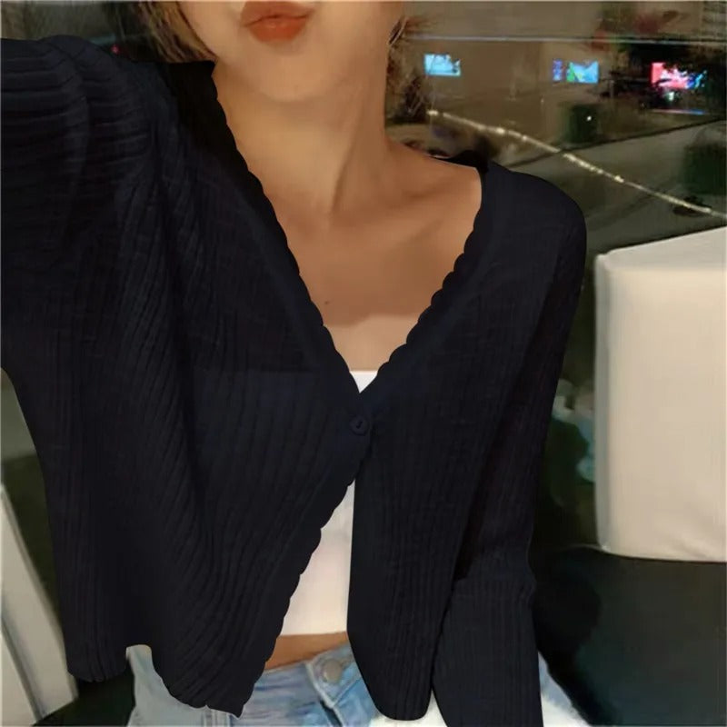 Casaco cropped feminino com botões e decote V corte relaxado