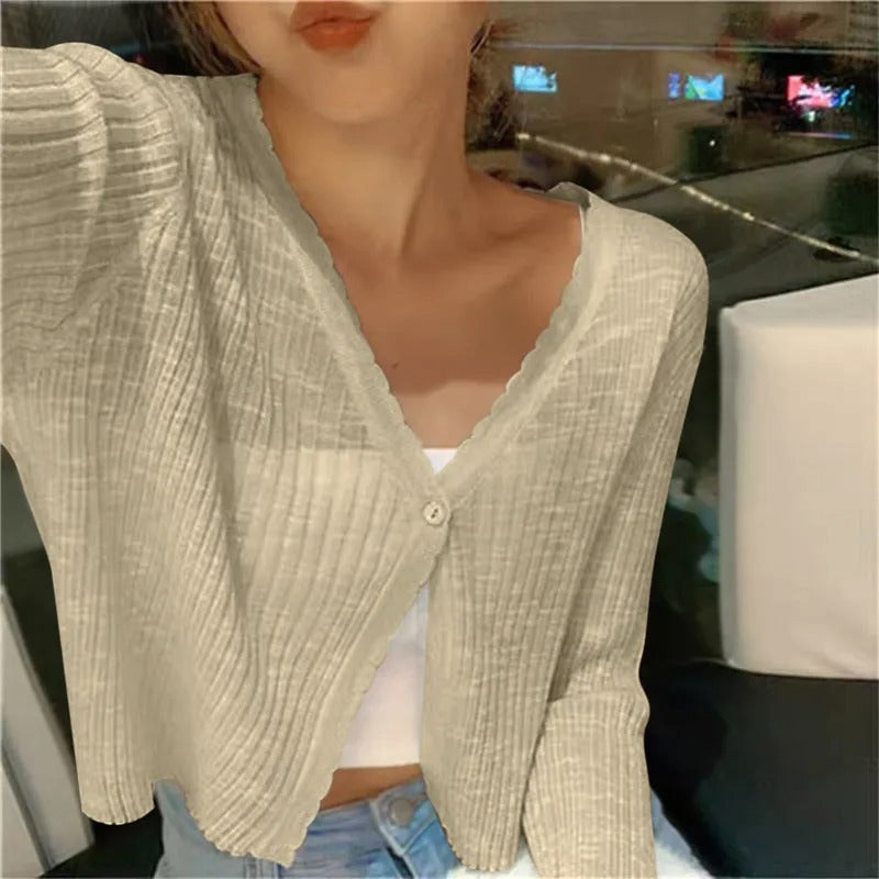 Casaco cropped feminino com botões e decote V corte relaxado