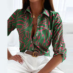 Blusa feminina cetim estampada gola solapa manga longa corte entalhado
